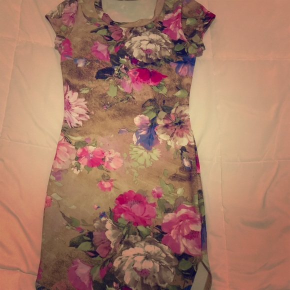 Dresses & Skirts - Mini flower dress / worn once / short sleeve